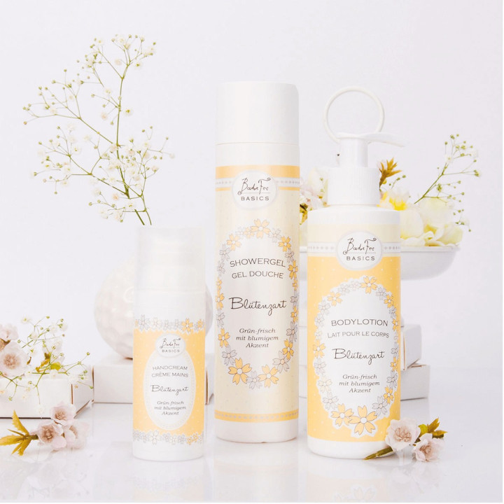 Coffret pour le corps BASICS, senteur Thé vert/Fleurs des prés d'été/Pomme