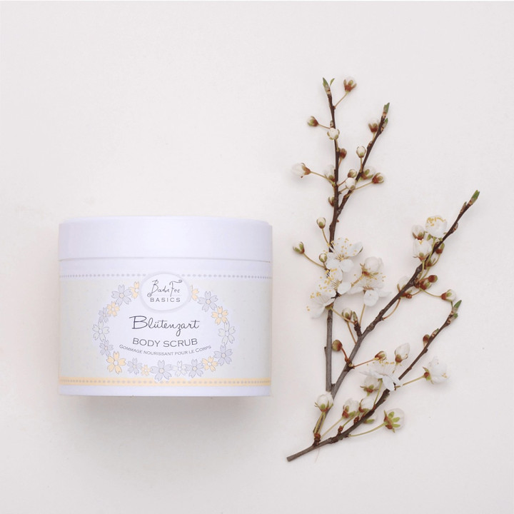 Gommage corps 400ml BASICS, senteur Thé vert, Fleurs des prés d’été et Pomme