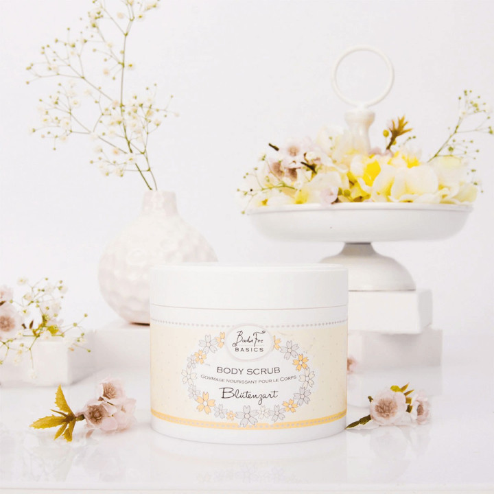 Gommage corps 400ml BASICS, senteur Thé vert, Fleurs des prés d’été et Pomme