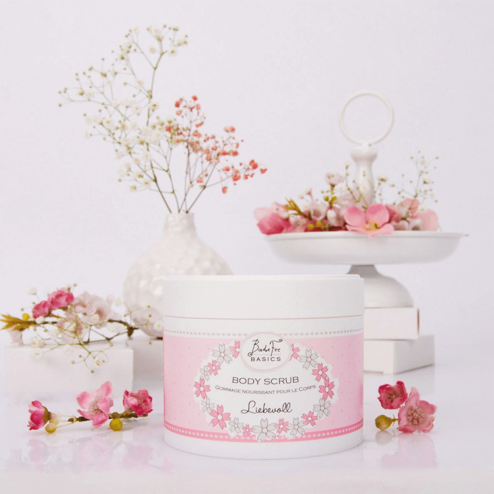 Gommage corps 400ml BASICS, senteur Fraise & Rhubarbe
