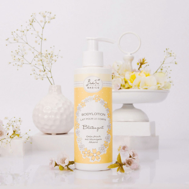 Distributeur lotion corps 200ml BASICS, senteur Thé vert/Fleurs des prés d'été/Pomme