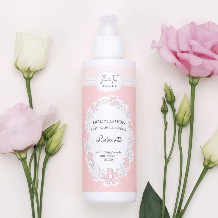Distributeur lotion corps 200ml BASICS, senteur Fraise/Rubarbe