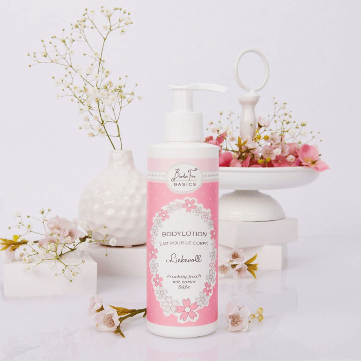 Distributeur lotion corps 200ml BASICS, senteur Fraise/Rubarbe